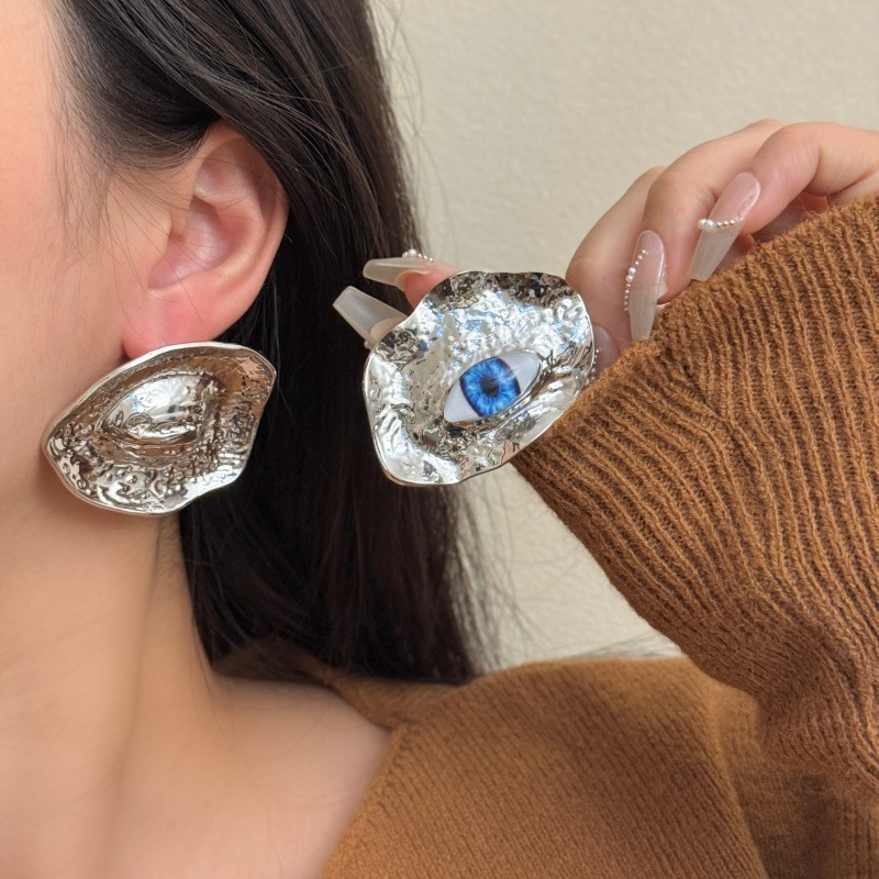 Náušnice zliatiny s elektroplátovaným povrchom, 925 striebro, chic štýl (Materiál: zliatina; Povrch: elektroplátovanie; Ušné trubičky: 925 striebro; Štýl: chic; Vydanie: Zima 2025)