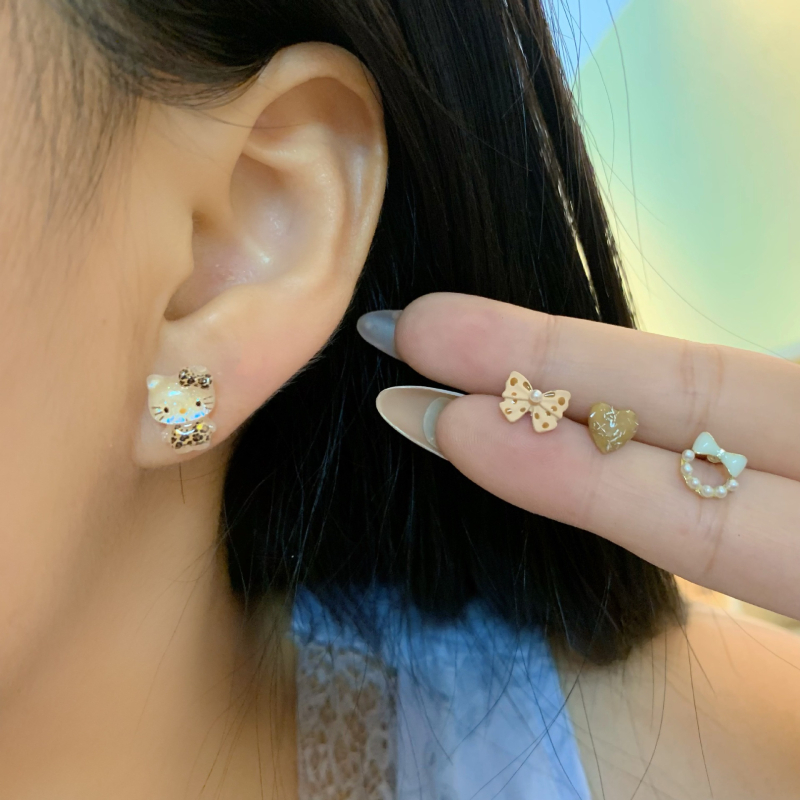 Sada náušníc: mašľa a zvieracie karikatúry v štýle, srdiečkové perlové akcenty; materiál: zliatina; ucho: meď; povrchová úprava: elektroplatovanie; štýl: japonsko-kórejský