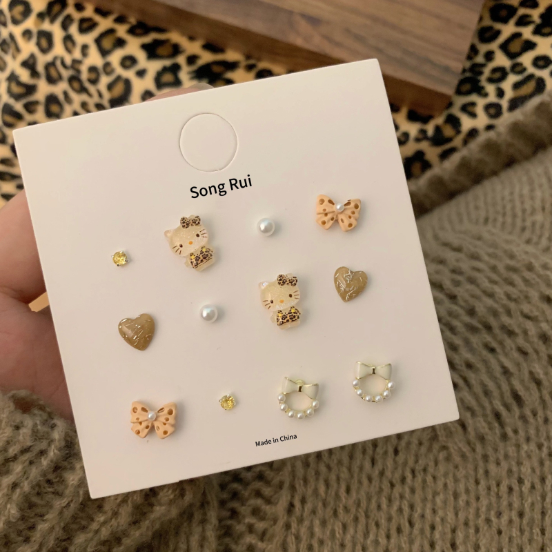 Sada náušníc: mašľa a zvieracie karikatúry v štýle, srdiečkové perlové akcenty; materiál: zliatina; ucho: meď; povrchová úprava: elektroplatovanie; štýl: japonsko-kórejský