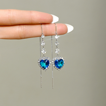 Pozlátené náušnice s modrým kryštálom a strapcom v tvare srdca