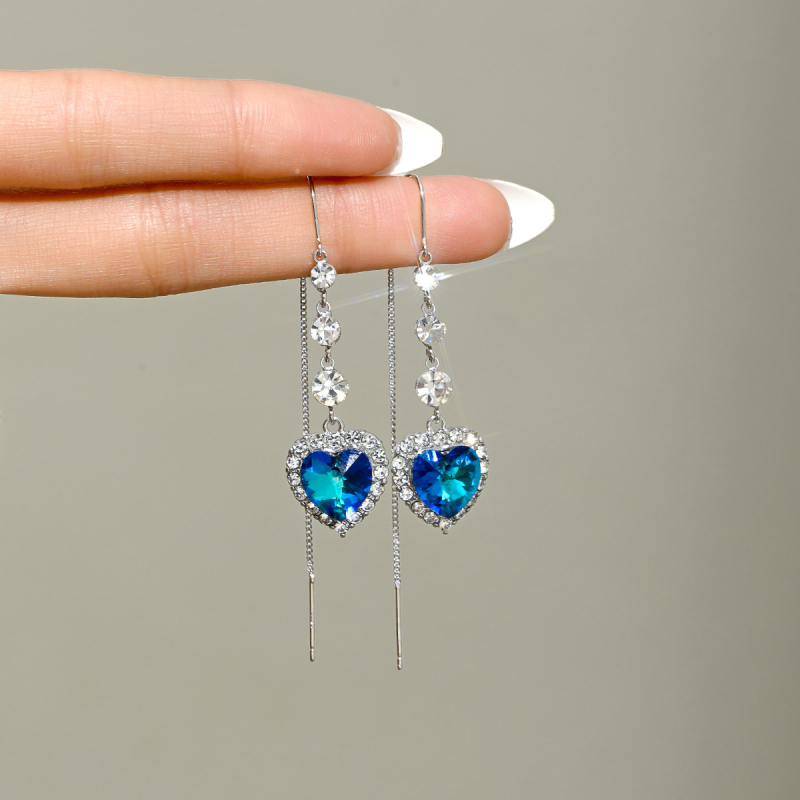 Pozlátené náušnice s modrým kryštálom a strapcom v tvare srdca