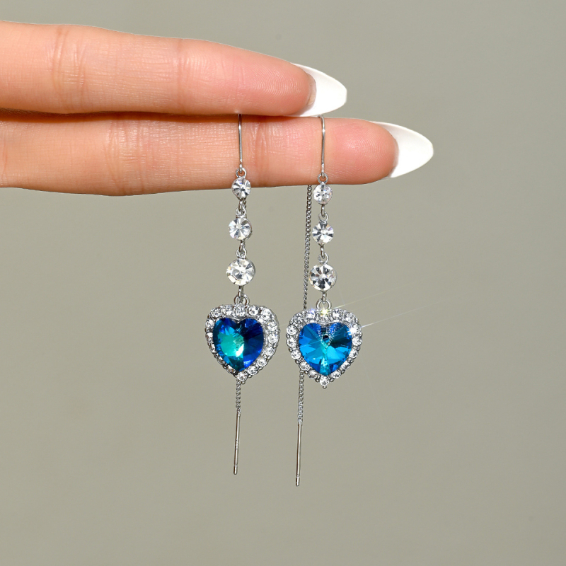 Pozlátené náušnice s modrým kryštálom a strapcom v tvare srdca