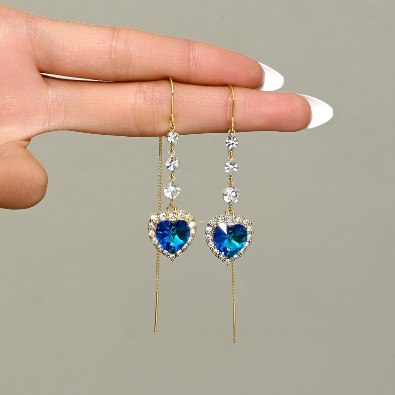 Pozlátené náušnice s modrým kryštálom a strapcom v tvare srdca