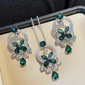 Motýľové náušnice, pozlátené meďou + zirkónmi, ľahký luxusný štýl (Materiál: meď + zirkón; Povrch: pozlátený; Tvar: motýľ; Štýl: ľahký luxus)