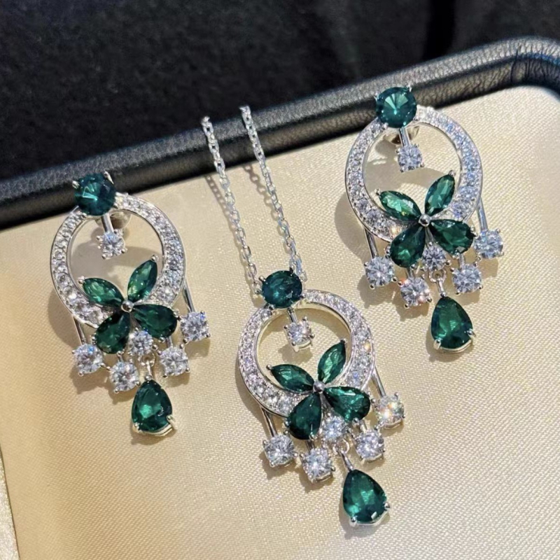 Motýľové náušnice, pozlátené meďou + zirkónmi, ľahký luxusný štýl (Materiál: meď + zirkón; Povrch: pozlátený; Tvar: motýľ; Štýl: ľahký luxus)