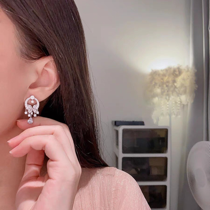 Motýľové náušnice, pozlátené meďou + zirkónmi, ľahký luxusný štýl (Materiál: meď + zirkón; Povrch: pozlátený; Tvar: motýľ; Štýl: ľahký luxus)