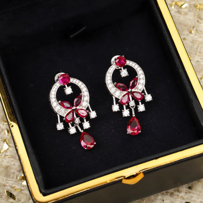 Motýľové náušnice, pozlátené meďou + zirkónmi, ľahký luxusný štýl (Materiál: meď + zirkón; Povrch: pozlátený; Tvar: motýľ; Štýl: ľahký luxus)