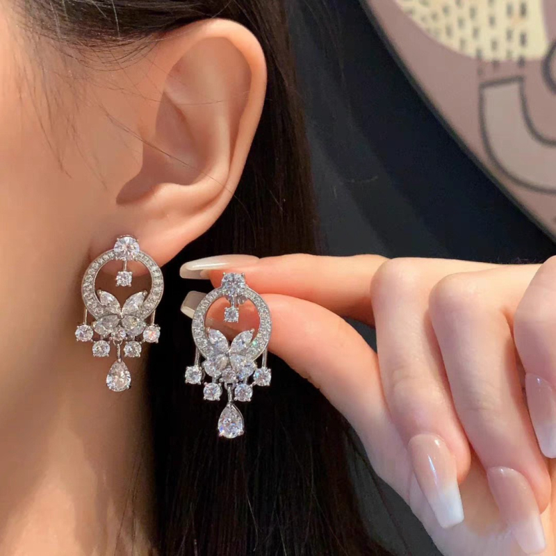 Motýľové náušnice, pozlátené meďou + zirkónmi, ľahký luxusný štýl (Materiál: meď + zirkón; Povrch: pozlátený; Tvar: motýľ; Štýl: ľahký luxus)