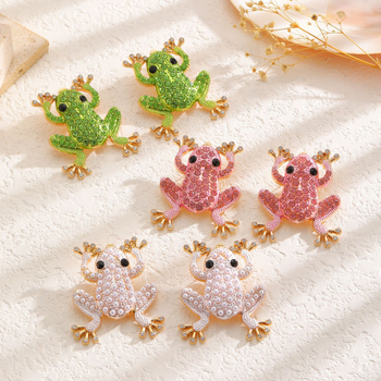 Náušnice žaba tvare zinkovej zliatiny, elektroplatované, s ušnými ihlami zo zlata 14K (Materiál: zinková zliatina; Spracovanie: elektroplatovanie; Tvar: žaba; Ušné ihly: 14K zlato)