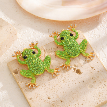 Náušnice žaba tvare zinkovej zliatiny, elektroplatované, s ušnými ihlami zo zlata 14K (Materiál: zinková zliatina; Spracovanie: elektroplatovanie; Tvar: žaba; Ušné ihly: 14K zlato)