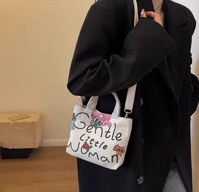 Platnena torba za preko ramena, gradski stil, horizontalno kvadratnog oblika, magnetska kopča, unutarnji džepovi za telefon i osobnu iskaznicu, poliester podstava