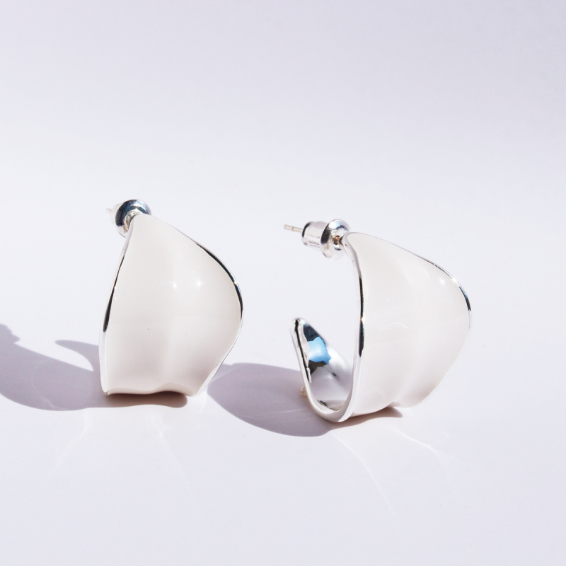 Обеци: месинг с глазурно покритие, листоподобна геометрична форма, ретро стил, сребърна игла 925