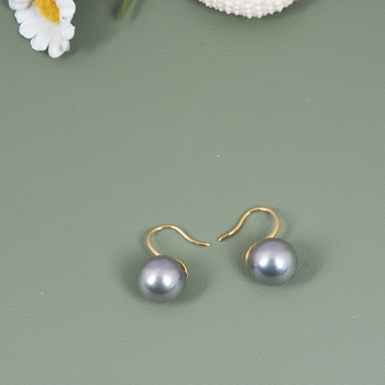 Перлени обици с кукичка за ухото, геометричен дизайн, материал: черупка, пролет 2025 колекция, дамски офис стил