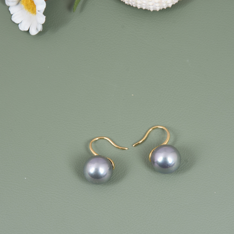 Перлени обици с кукичка за ухото, геометричен дизайн, материал: черупка, пролет 2025 колекция, дамски офис стил