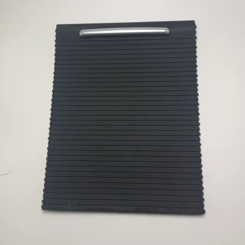 Kausa turētāja vāciņš centrālajai salona kastītei ar velkamu žalūziju — Modelis 3CD857503; Materiāls: ABS-PC + TPU; Pielāgojama