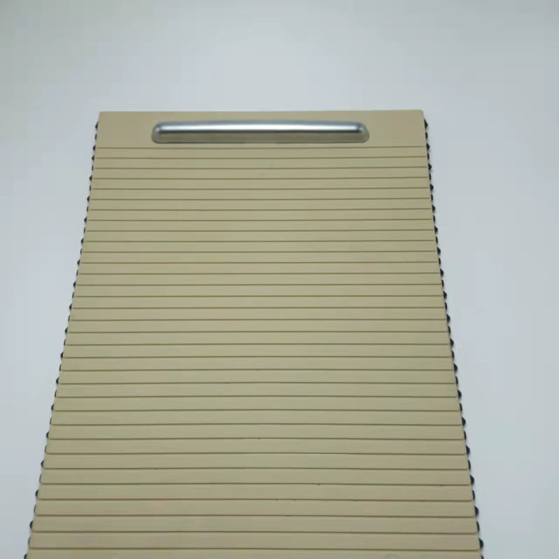 Kausa turētāja vāciņš centrālajai salona kastītei ar velkamu žalūziju — Modelis 3CD857503; Materiāls: ABS-PC + TPU; Pielāgojama