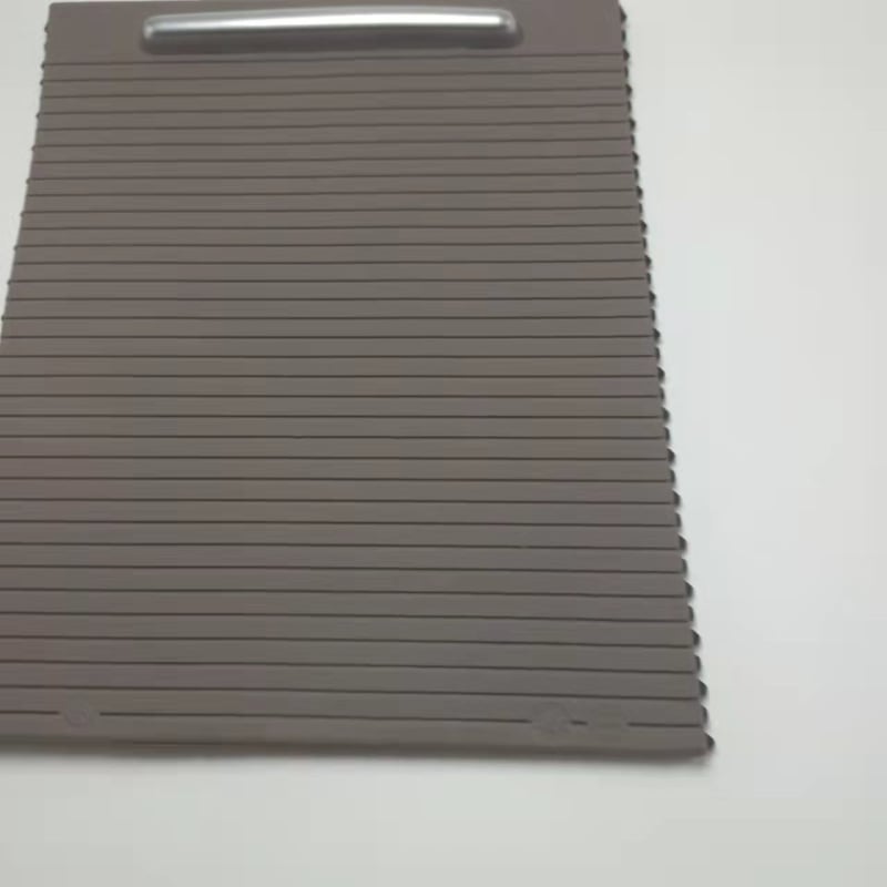 Kausa turētāja vāciņš centrālajai salona kastītei ar velkamu žalūziju — Modelis 3CD857503; Materiāls: ABS-PC + TPU; Pielāgojama