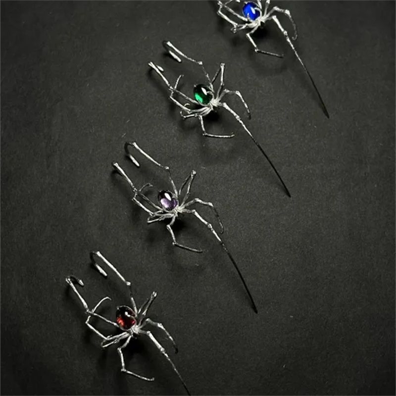 Cercei punk cu cârlig de ureche în formă de păianjen și clips pentru osul urechii, cristale din rășină