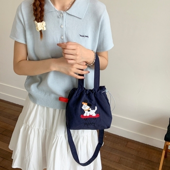 Crossbody torba u stilu ulične mode, od najlona, vodoravno kvadratnog oblika, zatvaranje šnurnom, unutarnja pretinica za telefon