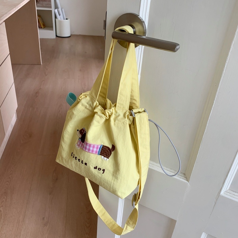 Crossbody torba u stilu ulične mode, od najlona, vodoravno kvadratnog oblika, zatvaranje šnurnom, unutarnja pretinica za telefon