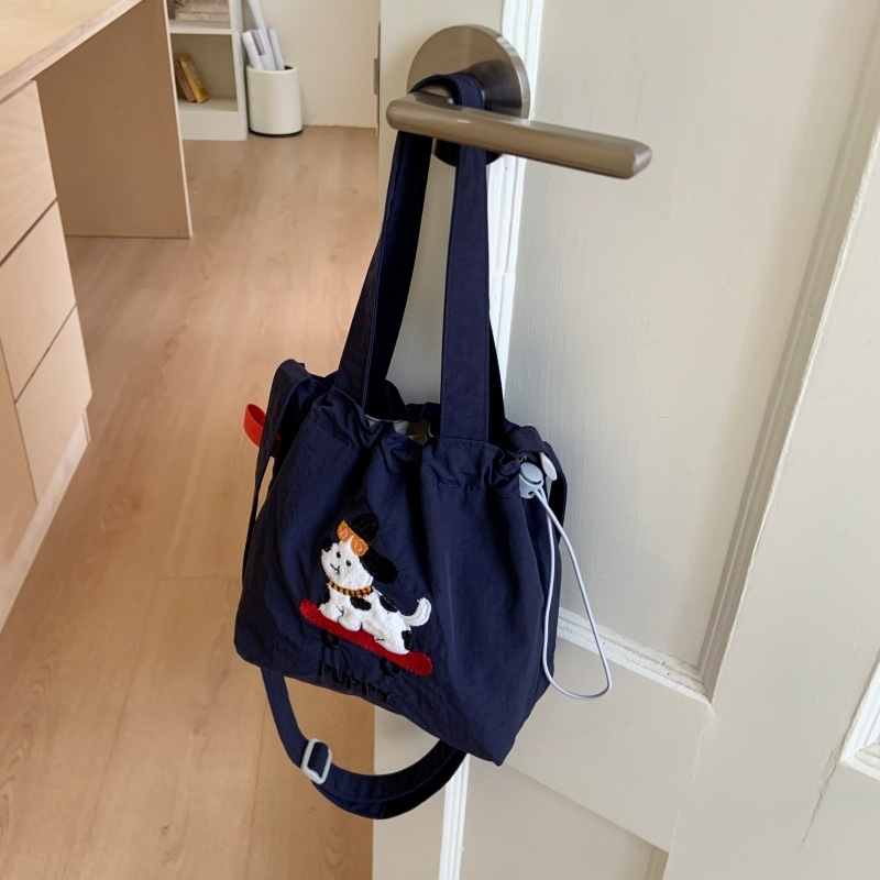 Crossbody torba u stilu ulične mode, od najlona, vodoravno kvadratnog oblika, zatvaranje šnurnom, unutarnja pretinica za telefon