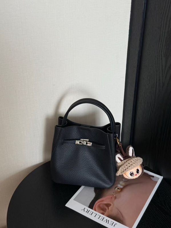 Kelly táska – városi minimalizmus, PU bőr, bélés: valódi bőr, téli 2025, mindennapos használat