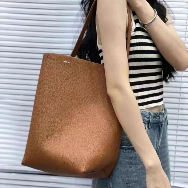 Bucket bag od super fiber materijala, urban minimalizam, vertikalni kvadratni oblik, otvoreni vrh