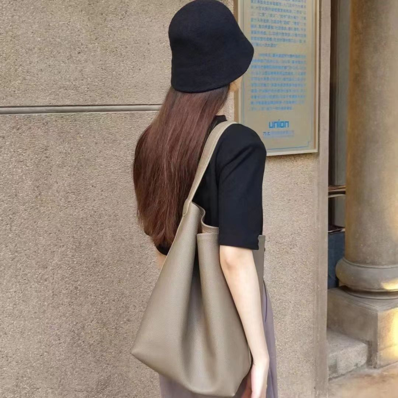 Bucket bag od super fiber materijala, urban minimalizam, vertikalni kvadratni oblik, otvoreni vrh