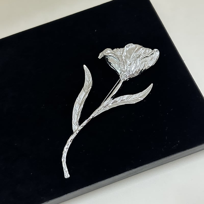 Broš: legura, oblik cvijeta, elektroplatiranje, dekoracija