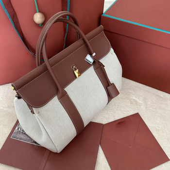 Nagy kapacitású városi válltáska marha bőrből, flap zárású, kettős vállpánt, horizontálisan négyszögletes siluett, belső telefonzseb és cipzáras zseb