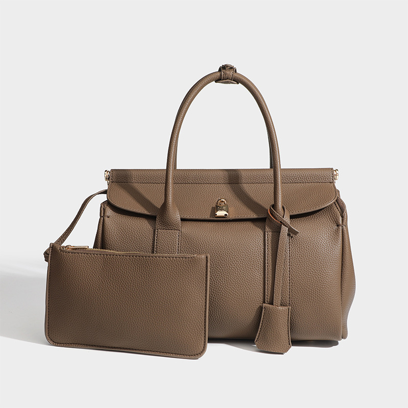 Nagy kapacitású városi válltáska marha bőrből, flap zárású, kettős vállpánt, horizontálisan négyszögletes siluett, belső telefonzseb és cipzáras zseb