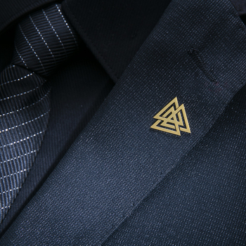 Brooch Celtic Triangle Knot szimbólum, rozsdamentes acél, geometriai stílus, elektroplatírozott, férfi gallérkitűző