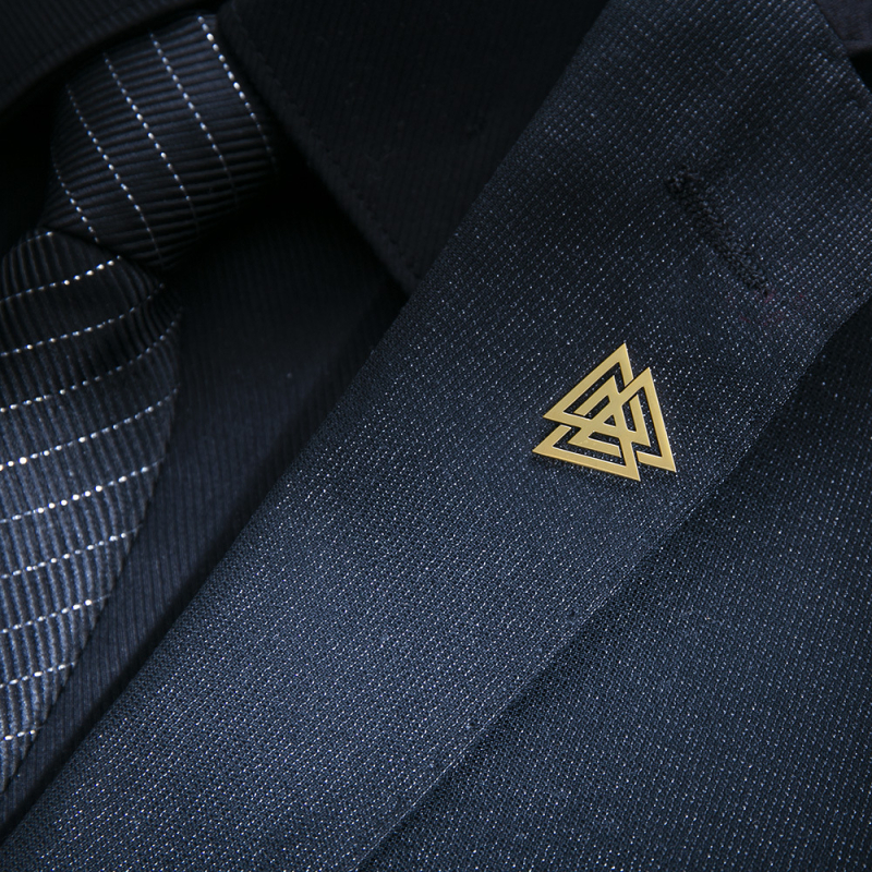 Brooch Celtic Triangle Knot szimbólum, rozsdamentes acél, geometriai stílus, elektroplatírozott, férfi gallérkitűző