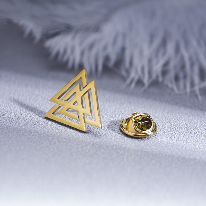 Brooch Celtic Triangle Knot szimbólum, rozsdamentes acél, geometriai stílus, elektroplatírozott, férfi gallérkitűző