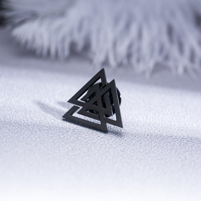 Brooch Celtic Triangle Knot szimbólum, rozsdamentes acél, geometriai stílus, elektroplatírozott, férfi gallérkitűző