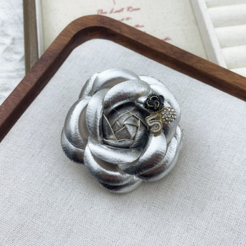 Bőr kamélia corsage – kézzel készített virág kitűző, koreai uniszex stílus, tél 2025