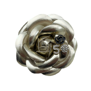 Bőr kamélia corsage – kézzel készített virág kitűző, koreai uniszex stílus, tél 2025