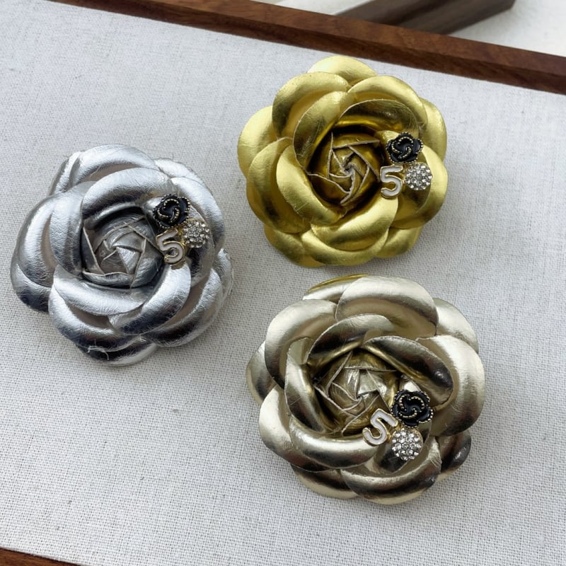 Bőr kamélia corsage – kézzel készített virág kitűző, koreai uniszex stílus, tél 2025