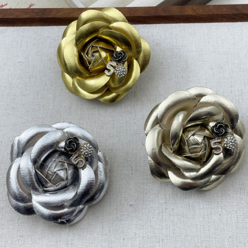 Bőr kamélia corsage – kézzel készített virág kitűző, koreai uniszex stílus, tél 2025