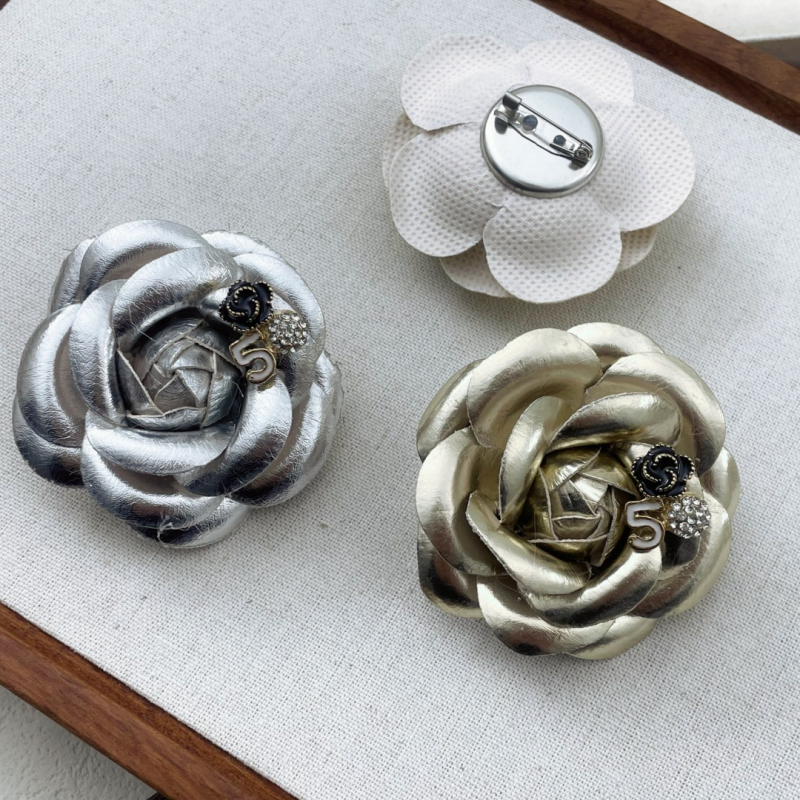 Bőr kamélia corsage – kézzel készített virág kitűző, koreai uniszex stílus, tél 2025
