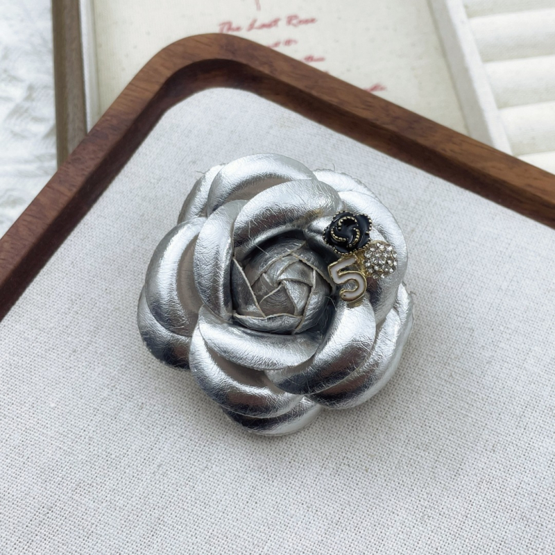 Bőr kamélia corsage – kézzel készített virág kitűző, koreai uniszex stílus, tél 2025