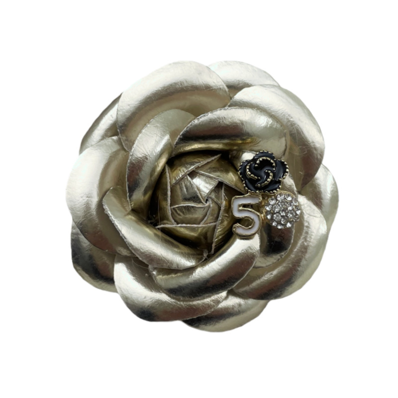 Bőr kamélia corsage – kézzel készített virág kitűző, koreai uniszex stílus, tél 2025