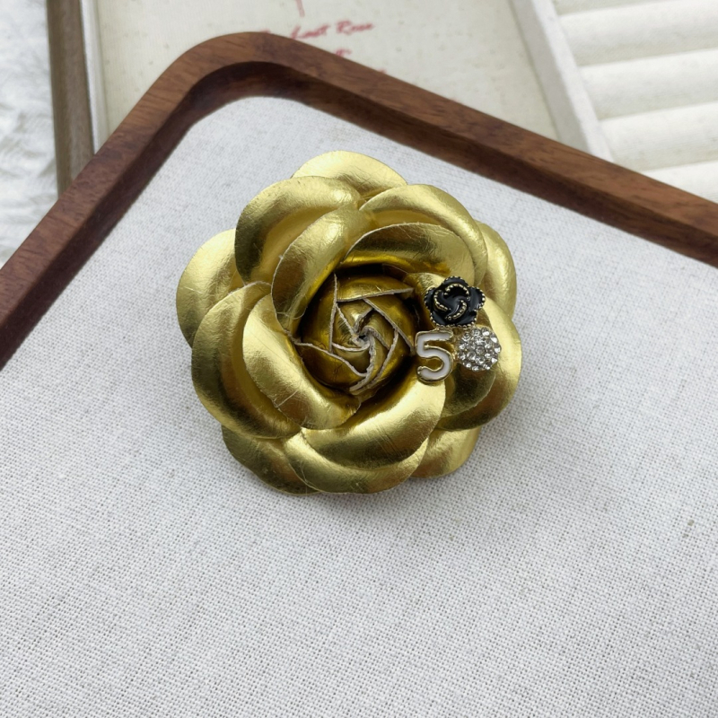 Bőr kamélia corsage – kézzel készített virág kitűző, koreai uniszex stílus, tél 2025