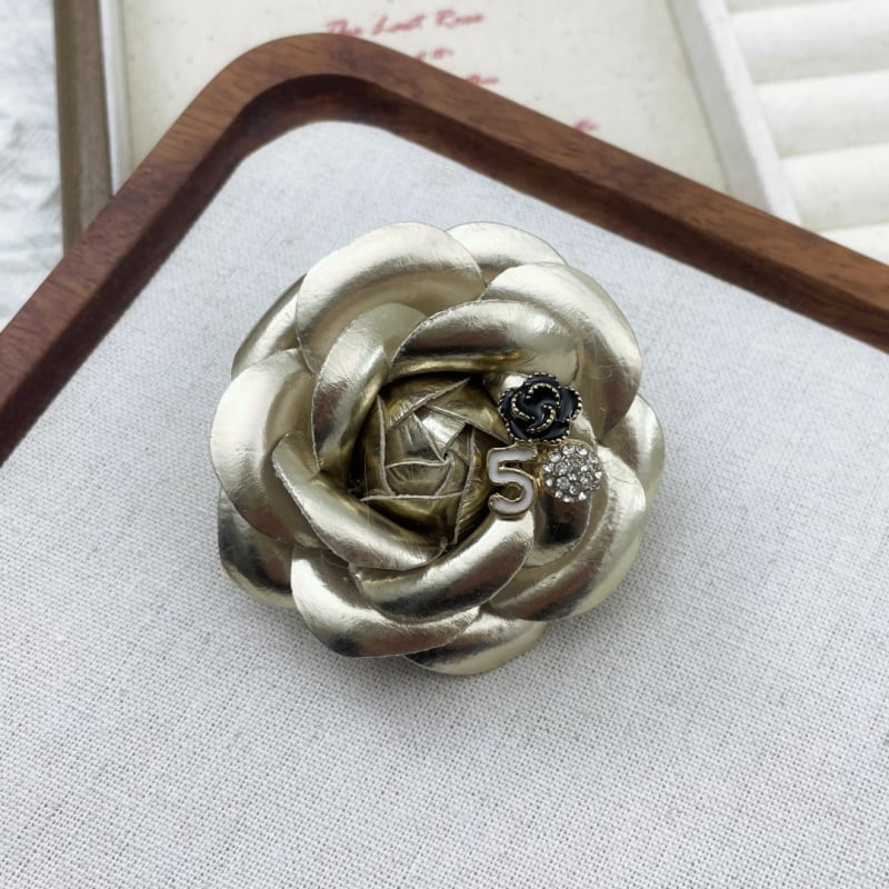 Bőr kamélia corsage – kézzel készített virág kitűző, koreai uniszex stílus, tél 2025
