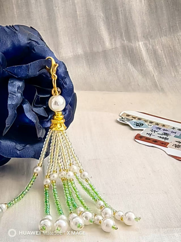 Kézzel készített gyöngyös bojtok ékszer alkatrészek – Anyag: gyöngyök, Szövési technika, 2024 nyár, Stílus: friss és édes