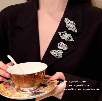 Zirkon köves kitűző kapocs alakú csepp, NVNV THUI, felület gyémánt vágott, francia retro stílus