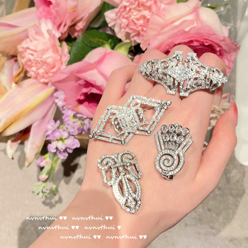 Zirkon köves kitűző kapocs alakú csepp, NVNV THUI, felület gyémánt vágott, francia retro stílus