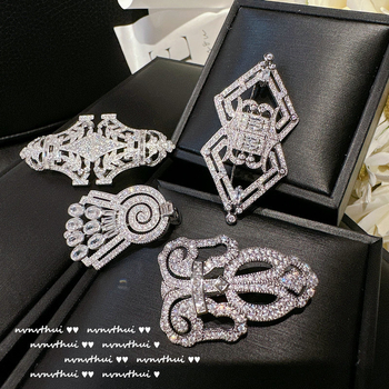 Zirkon köves kitűző kapocs alakú csepp, NVNV THUI, felület gyémánt vágott, francia retro stílus