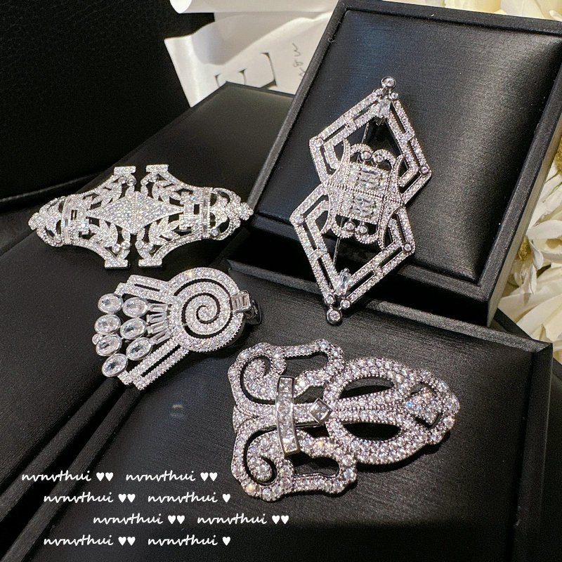 Zirkon köves kitűző kapocs alakú csepp, NVNV THUI, felület gyémánt vágott, francia retro stílus