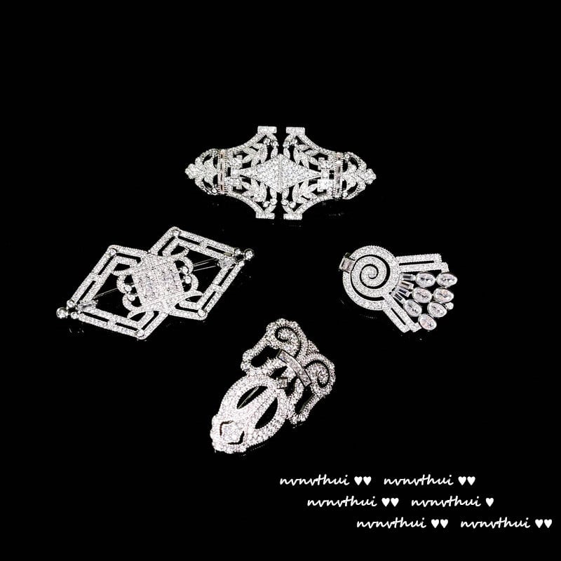 Zirkon köves kitűző kapocs alakú csepp, NVNV THUI, felület gyémánt vágott, francia retro stílus